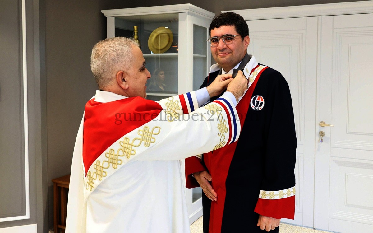 GAÜN’DE ULUŞAN’A PROFESÖRLÜK ROZETİ TAKDİM EDİLDİ