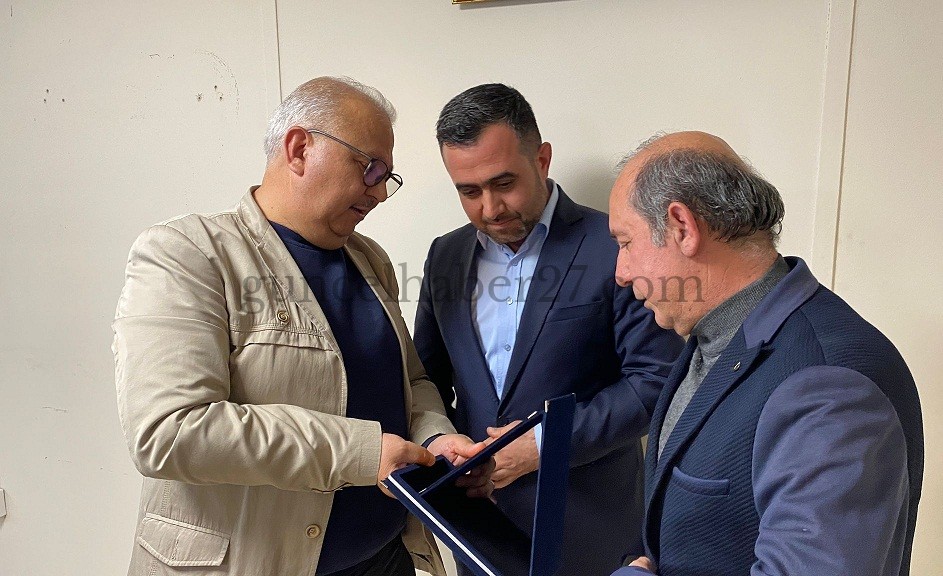 GUNCELHABER27.COM EDİTÖRLERİNDEN BAŞKAN ULUŞAN’A PLAKET