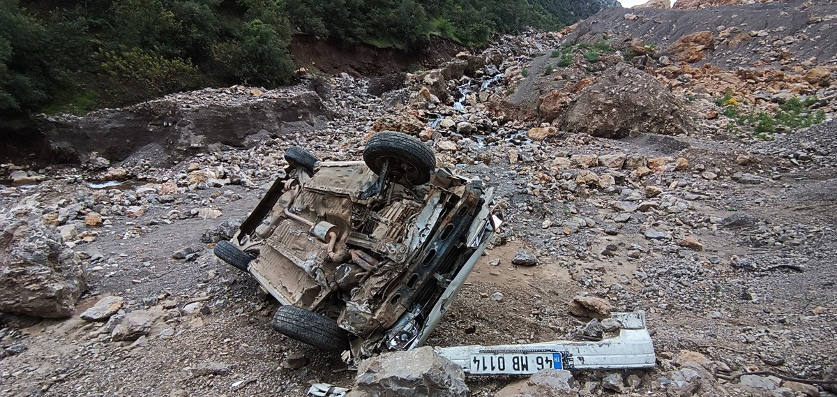 DEREYE DÜŞEN OTOMOBİLİN SÜRÜCÜ YARALANDI