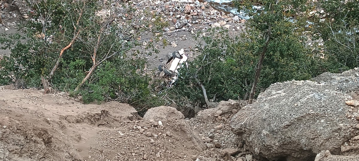 DEREYE DÜŞEN OTOMOBİLİN SÜRÜCÜ YARALANDI