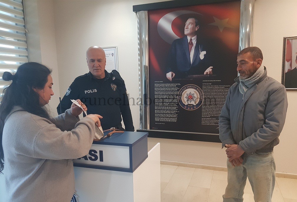 HURDACI, YOLDA BULDUĞU PARA VE ÇEK DOLU ÇANTAYI SAHİBİNE TESLİM ETTİ-VİDEOLU