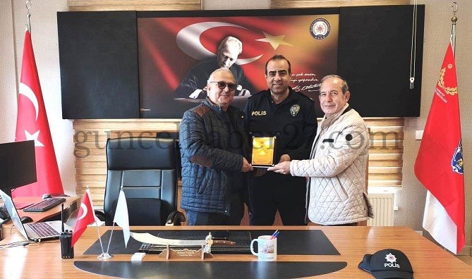 GUNCELHABER27.COM EDİTÖRLERİNDEN EMNİYET MÜDÜRÜ TAŞKIR’A PLAKET
