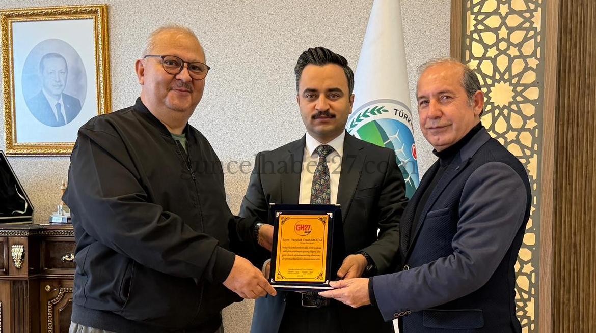 GUNCELHABER27.COM EDİTÖRLERİNDEN KAYMAKAM ERCİYAS’A PLAKET