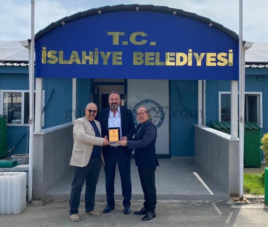 GUNCELHABER27.COM EDİTÖRLERİNDEN BAŞKAN VURAL’A PLAKET