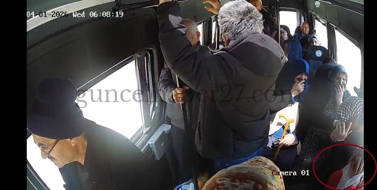 ŞEHİRİÇİ DOLMUŞTA BAYILAN KADINA SAĞLIK EKİPLERİ MÜDAHALE ETTİ