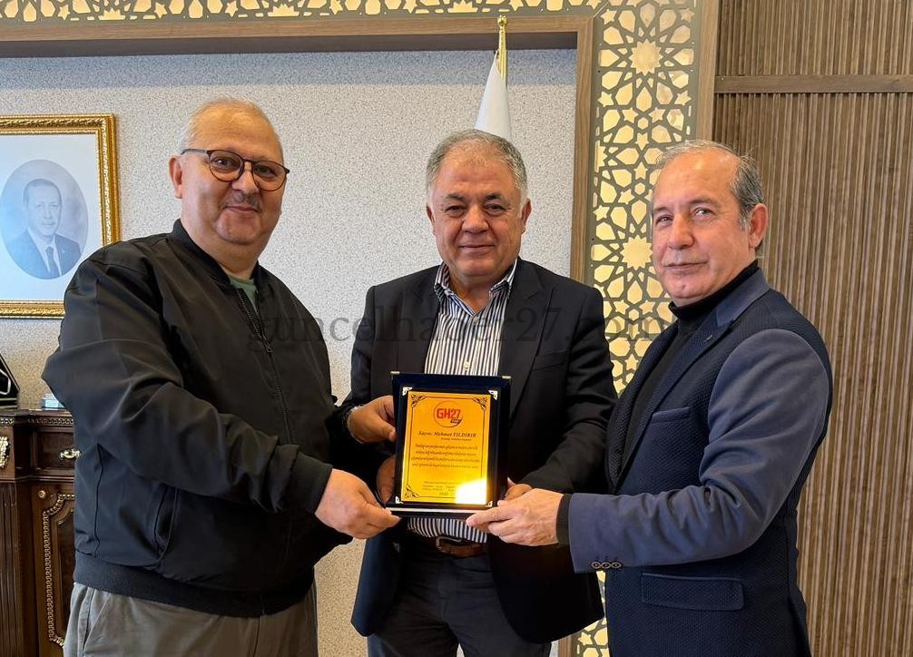 GUNCELHABER27.COM EDİTÖRLERİNDEN BAŞKAN YILDIRIR’A PLAKET