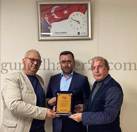 GUNCELHABER27.COM EDİTÖRLERİNDEN BAŞKAN ULUŞAN’A PLAKET