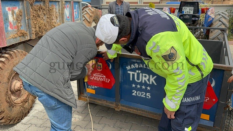 TRAFİK JANDARMASI REFLEKTÖR DAĞITIMINA DEVAM EDİYOR