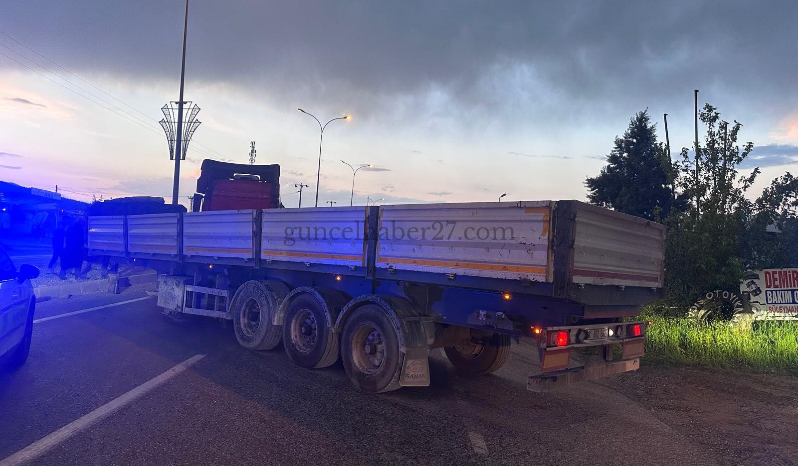 DORSE ÇEKİCİDEN AYRILDI YOL TRAFİĞE KAPATILDI