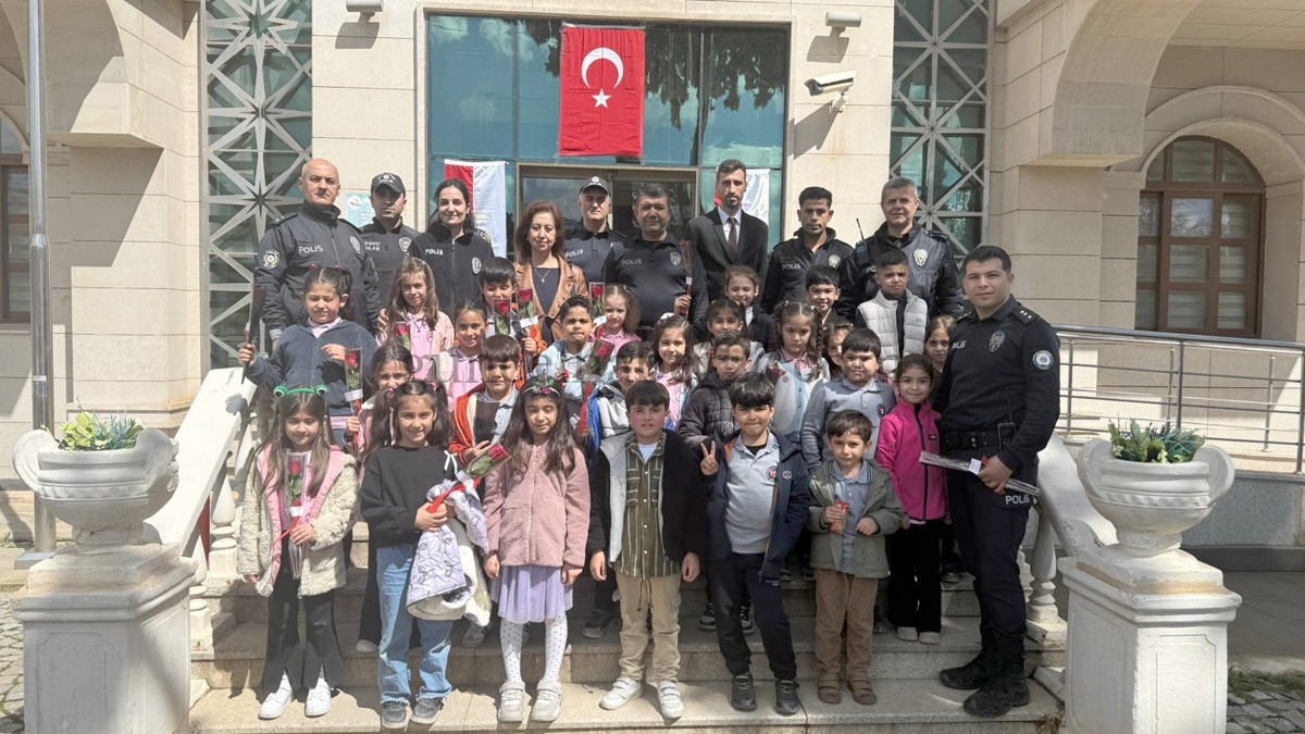ÖĞRENCİLERDEN POLİS AMCALARA ZİYARET