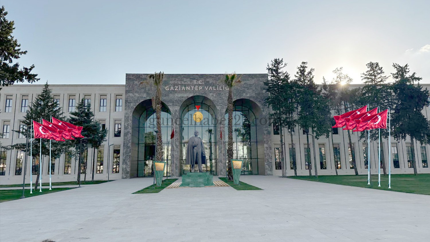 ATATÜRK HEYKELİ YENİ VALİLİĞİN ÖNÜNE TAŞINIYOR