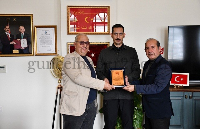 GUNCELHABER27.COM EDİTÖRLERİNDEN KAYMAKAM SOYLU’YA PLAKET