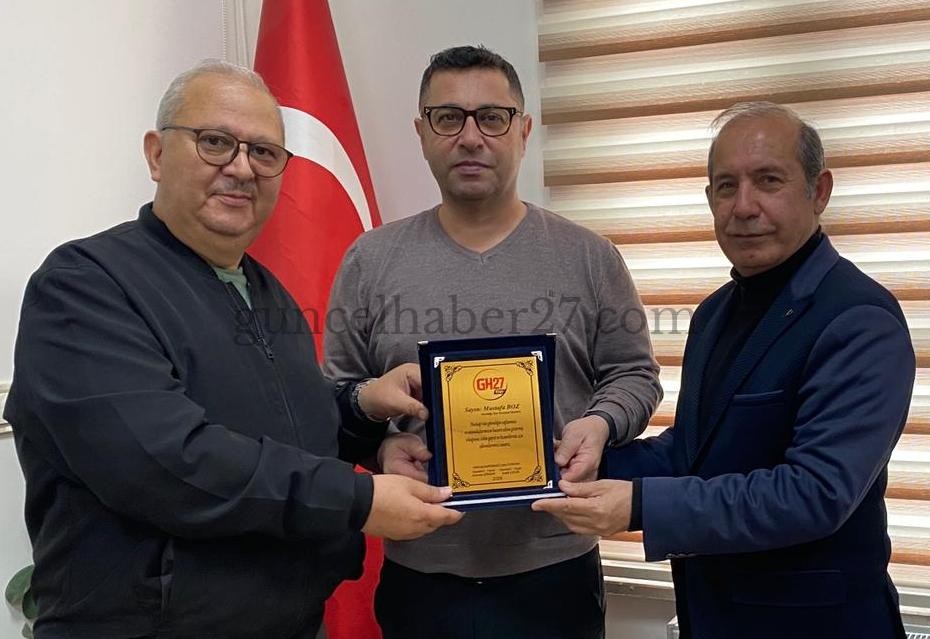 GUNCELHABER27.COM EDİTÖRLERİNDEN EMNİYET MÜDÜRÜ BOZ’A PLAKET