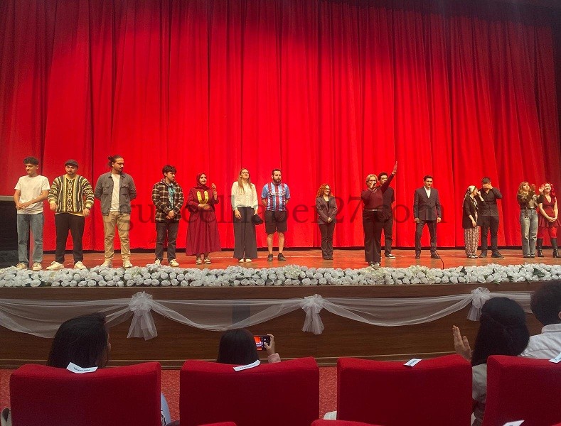 MERSİN’DE TİYATRO ETKİNLİĞİ GELİRİYLE DEPREM BÖLGESİNE KÜTÜPHANE KURULACAK