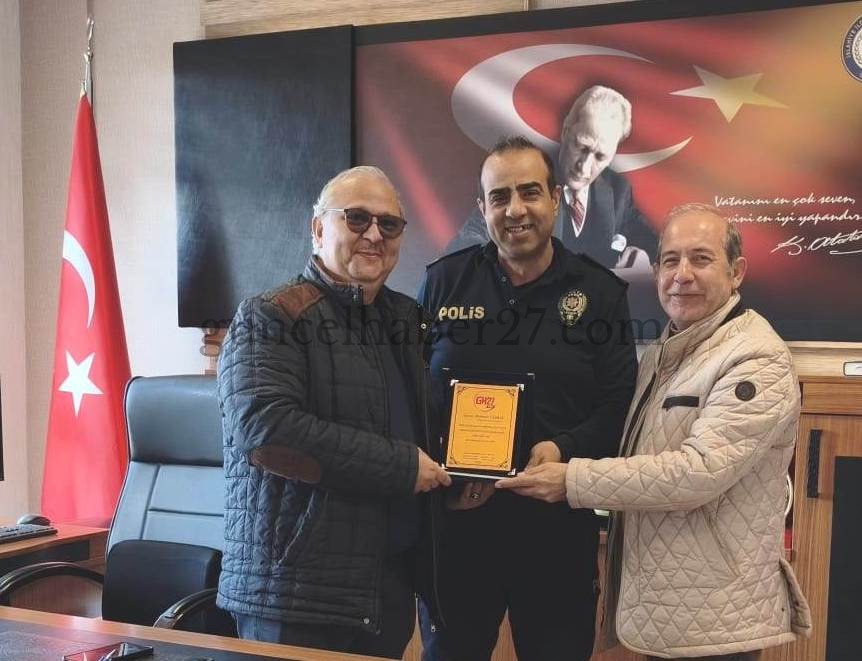 GUNCELHABER27.COM EDİTÖRLERİNDEN EMNİYET MÜDÜRÜ TAŞKIR’A PLAKET