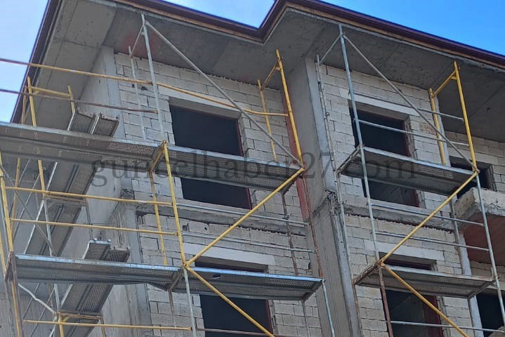 İNŞATTAN DÜŞEN İŞÇİ AĞIR YARALANDI