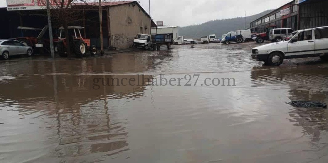 SAĞANAK YAĞIŞLA SANAYİ SİTESİNDE YOLLAR SU ALTINDA KALDI