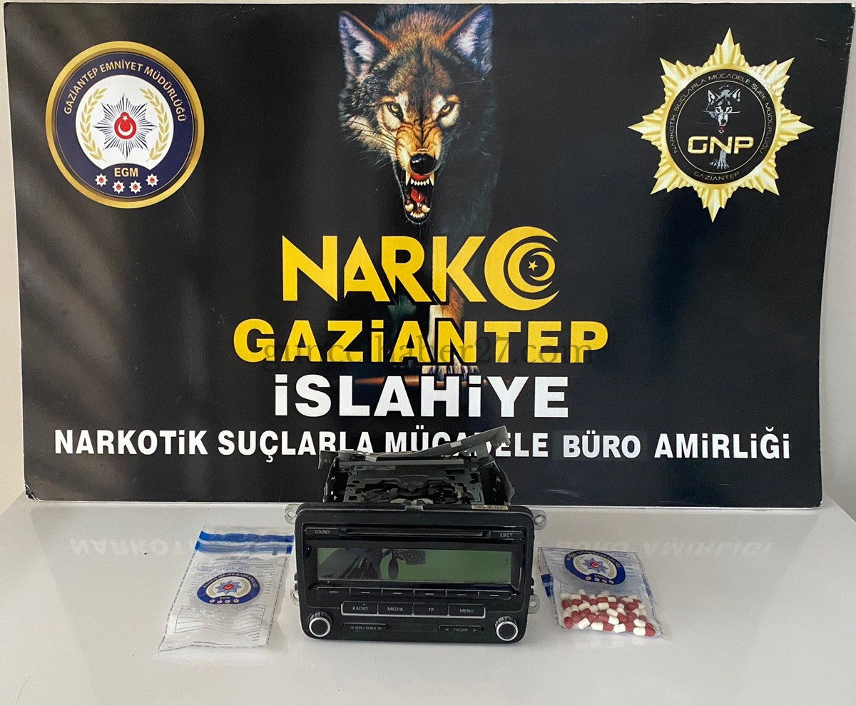 ESKİ RADYO İÇERİSİNE GİZLENMİŞ SENTETİK HAP ELE GEÇİRİLDİ