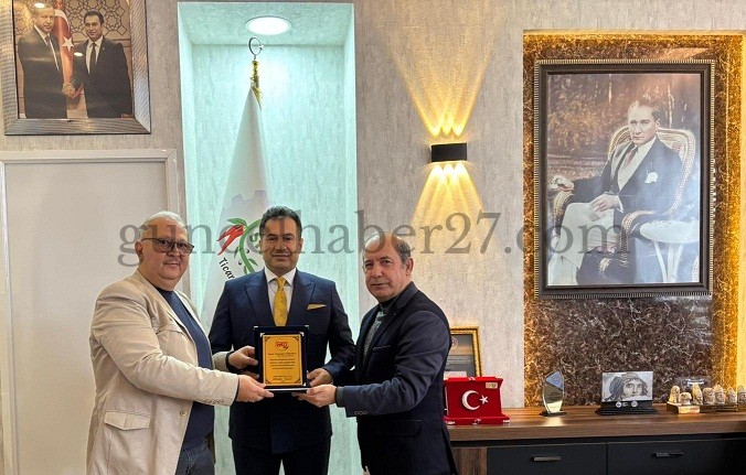 GUNCELHABER27.COM EDİTÖRLERİNDEN BAŞKAN TÜRKMEN’E PLAKET