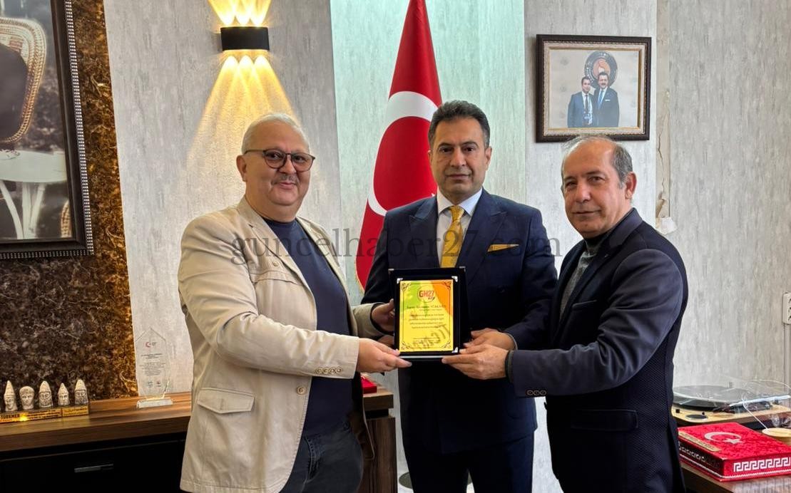 GUNCELHABER27.COM EDİTÖRLERİNDEN BAŞKAN TÜRKMEN’E PLAKET