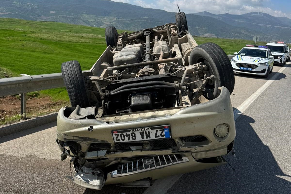 TERS DÖNEN OTOMOBİLDE YARA ALMADAN KURTULDU