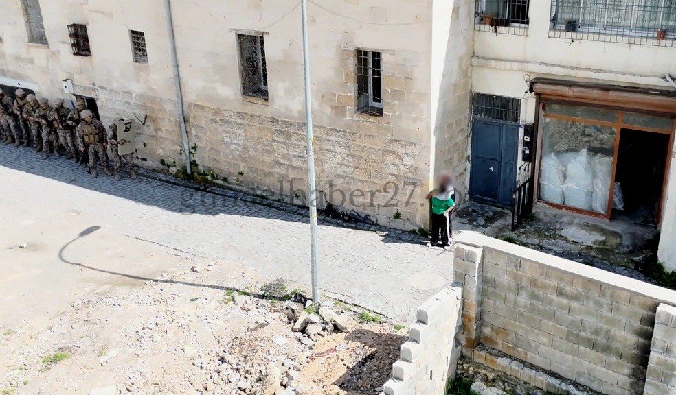 ÇEVRESİNDEKİLERİ REHİN ALDI, POLİSTEN KAÇAMADI