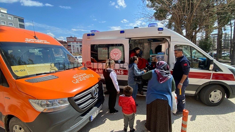 ŞEHİRİÇİ DOLMUŞTA BAYILAN KADINA SAĞLIK EKİPLERİ MÜDAHALE ETTİ