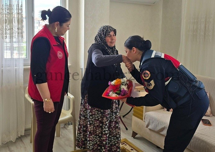 ANNELER GÜNÜNDE JANDARMADAN ANLAMLI ZİYARET