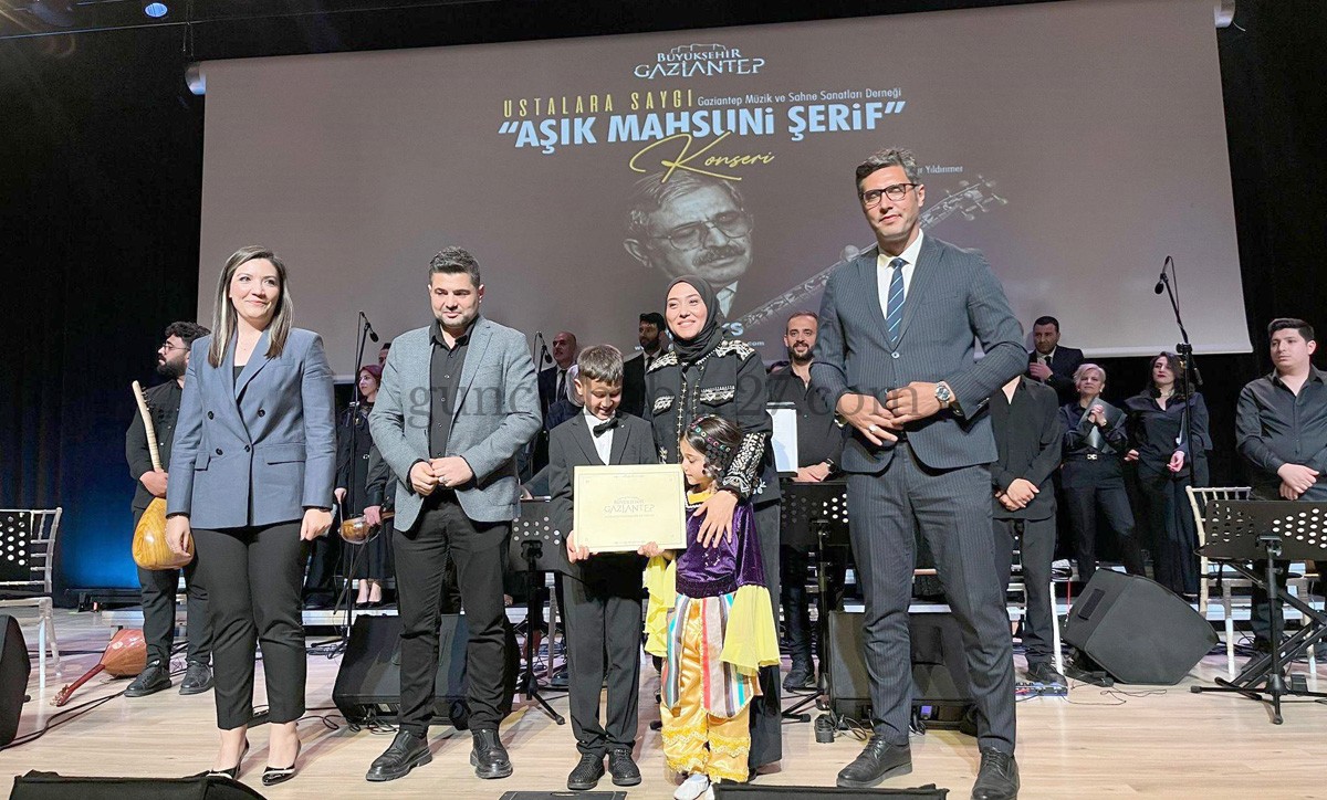 AŞIK MAHSUNİ ŞERİF TÜRKÜLERİYLE YANKILANDI