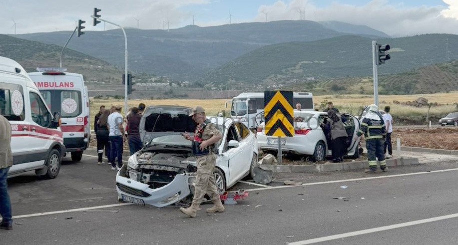 GAZİANTEP’TE 2 OTOMOBİL ÇARPIŞTI.5 YARALI