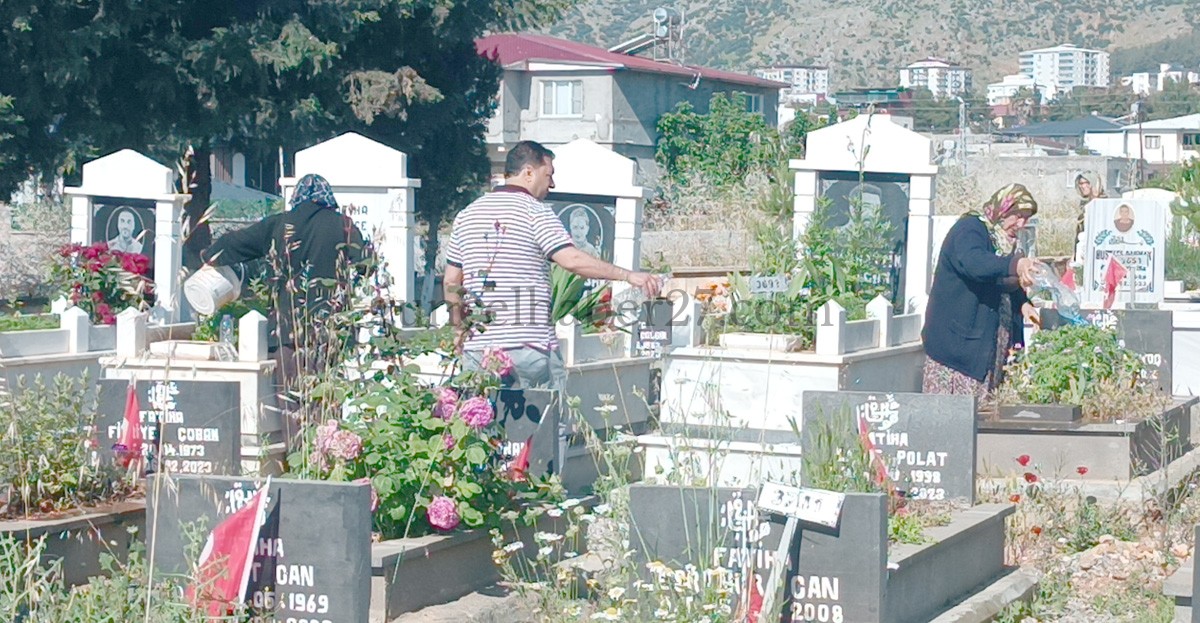 BAYRAMDA MEZARLIK ZİYARETİNDE DUYGU DOLU ANLAR YAŞANDI