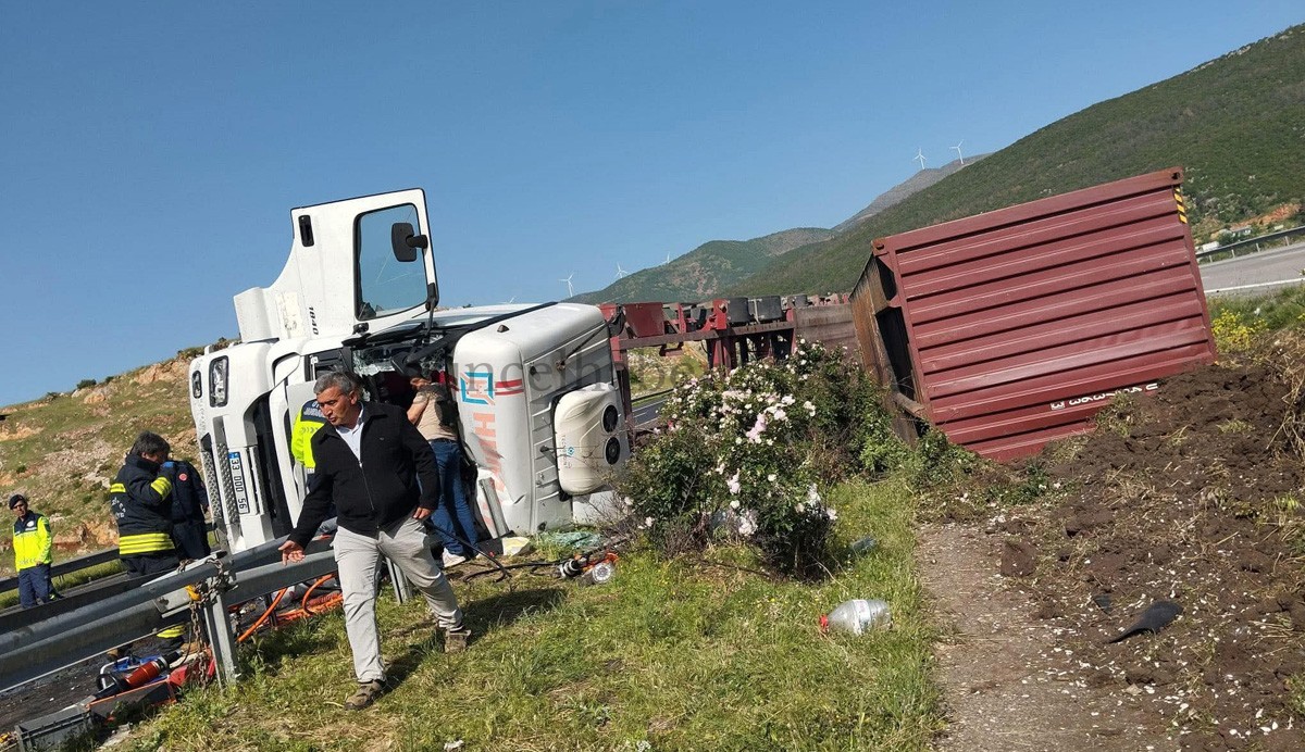 GAZİANTEP’TE DEVRİLEN TIRIN SÜRÜCÜSÜ YARALANDI