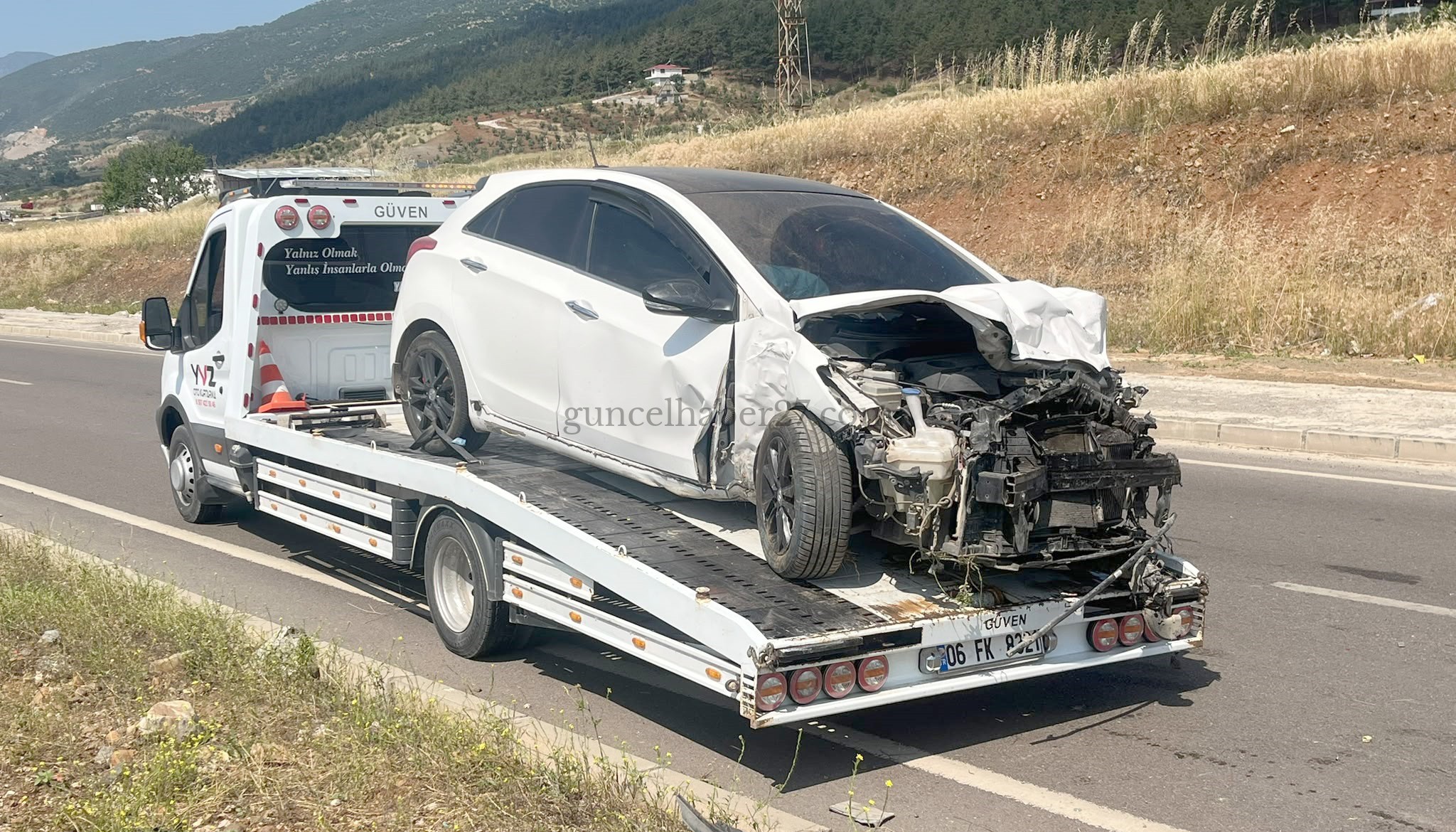 OTOMOBİLLER ÇARPIŞTI, SÜRÜCÜLER YARALANDI