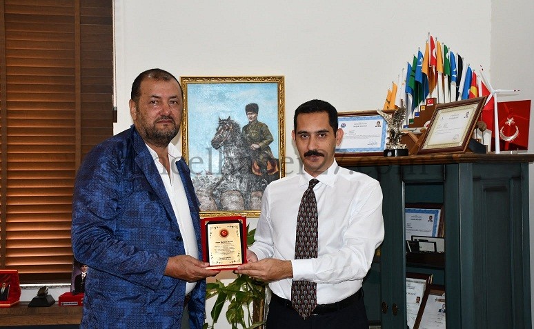 MUHTAR ŞAHİN’DEN KAYMAKAM SOYLU’YA TEŞEKKÜR PLAKETİ