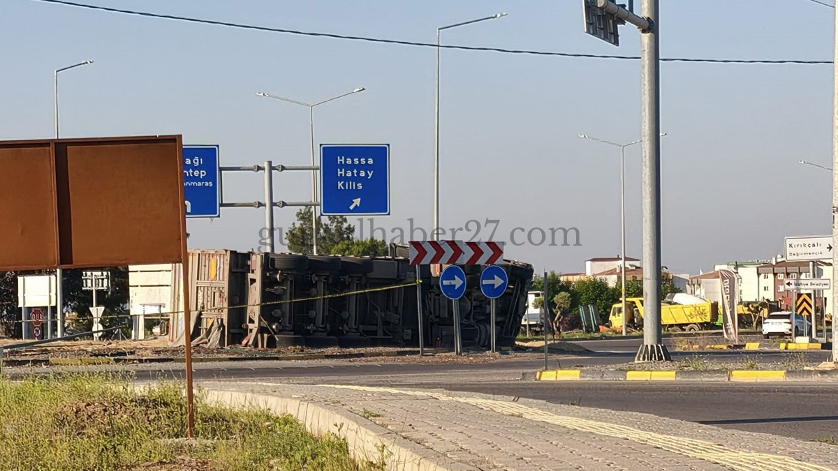 TIR DEVRİLDİ ARPA YOLA SAVRULDU