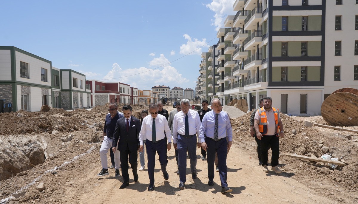 VALİ ÇEBER DEPREM REZERV KONUTLARINI İNCELEDİ