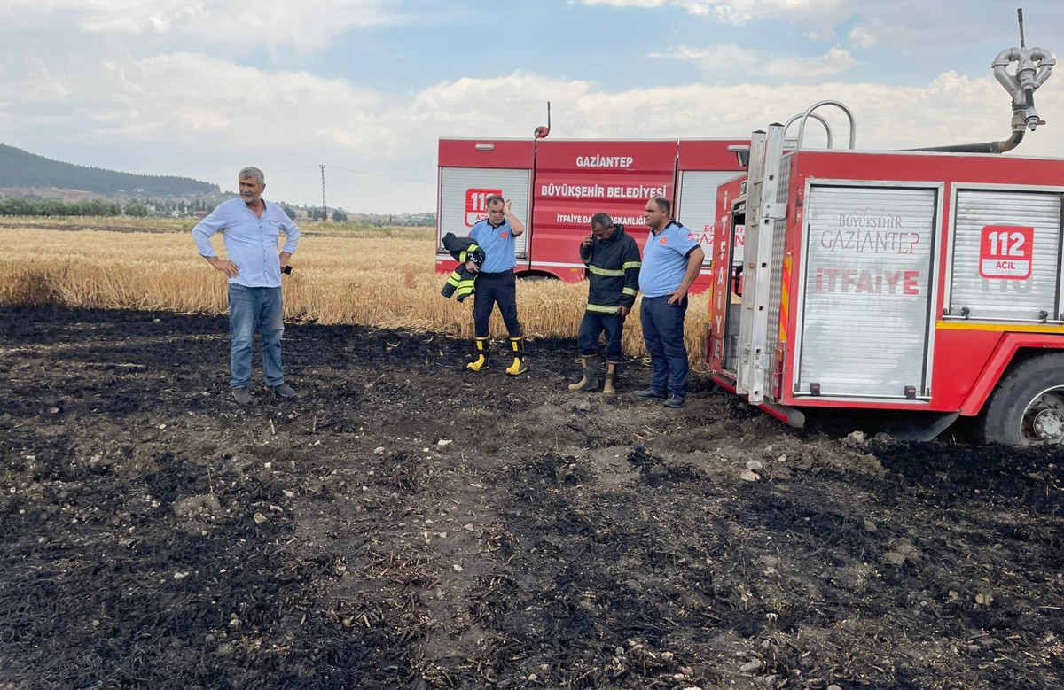 BUĞDAY EKİLİ TARLADA ÇIKAN YANGIN SÖNDÜRÜLDÜ