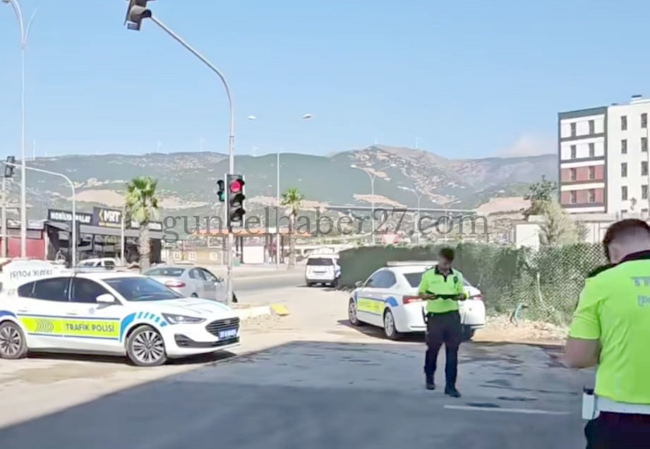 NURDAĞIN’DA OTOMOBİLLER ÇARPIŞTI: 4 YARALI