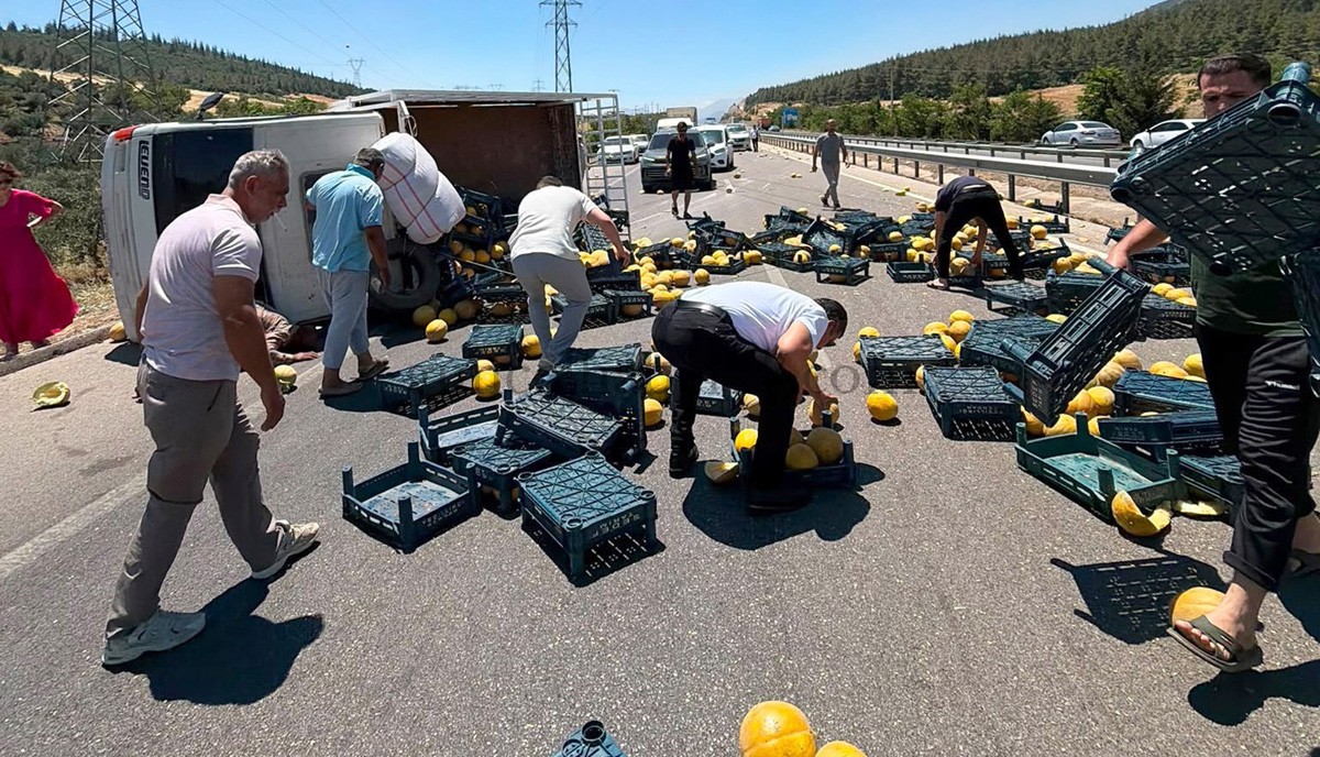 KAMYONET DEVRİLDİ KAVUNLAR YOLA SAÇILDI