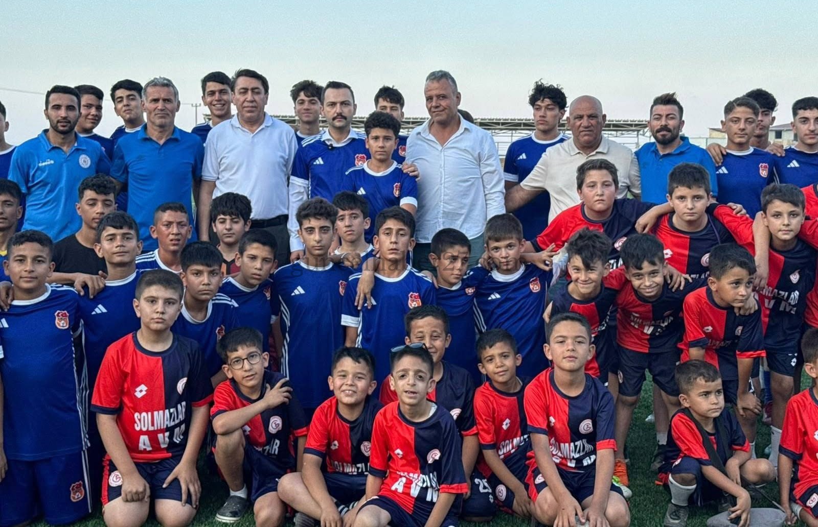 KAYMAKAM OĞUZTÜRK FORMA GİYİP SAHAYA ÇIKTI