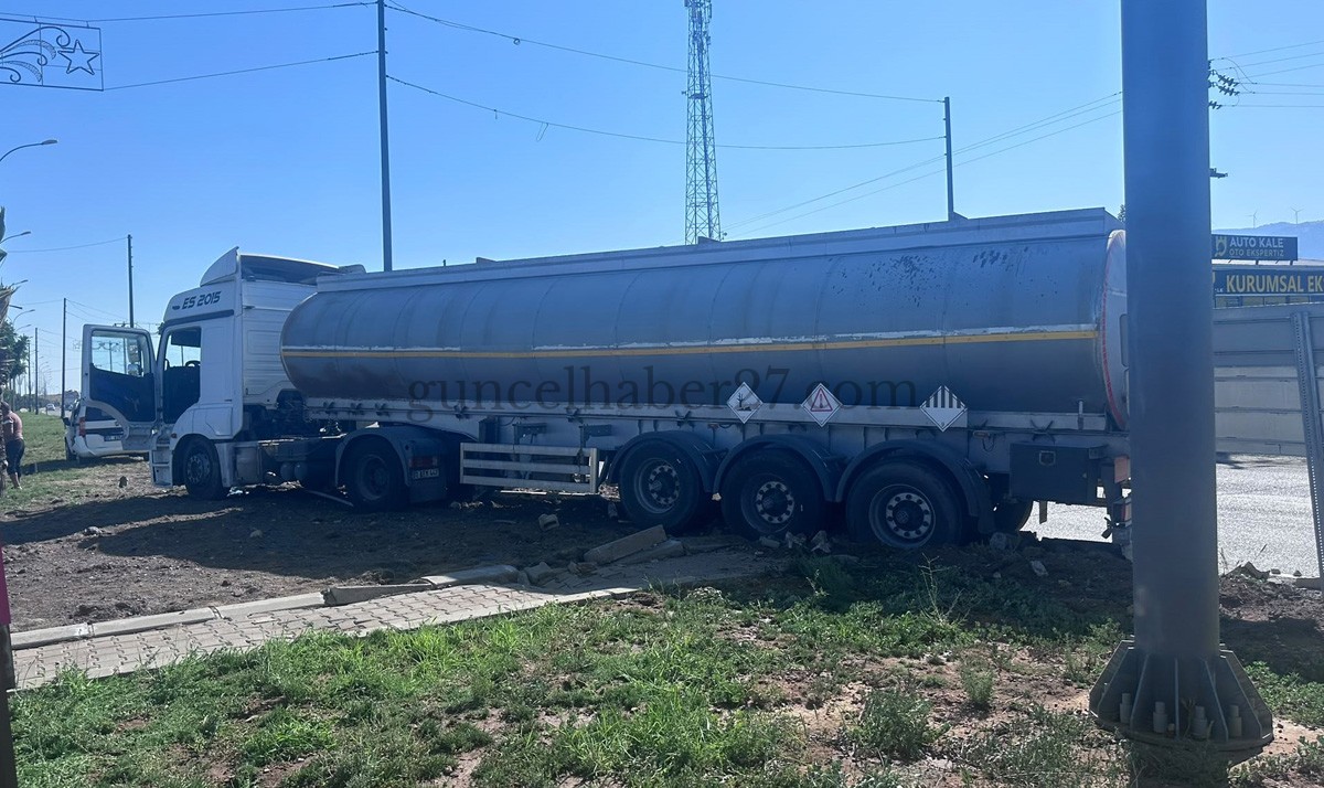TANKER İLE HAFİF TİCARİ ARAÇ ÇARPIŞTI: 1 YARALI