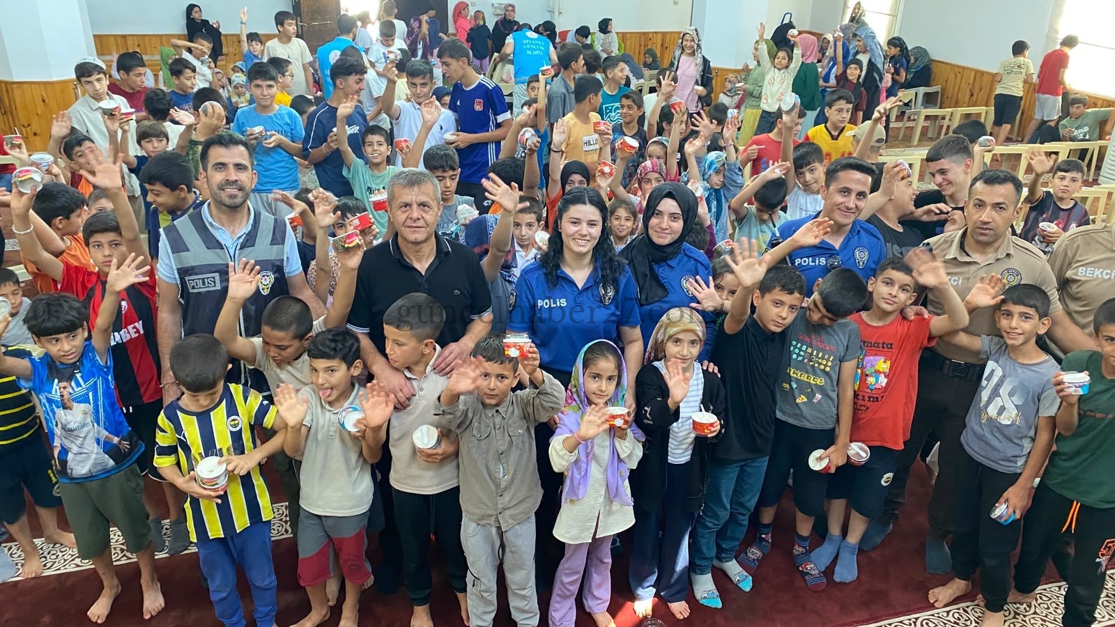 POLİS’TEN CAMİYE GİDEN ÇOCUKLARA DONDURMA İKRAMI