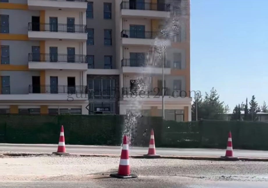 BORU PATLADI, SU METRELERCE YÜKSEĞE FIŞKIRDI
