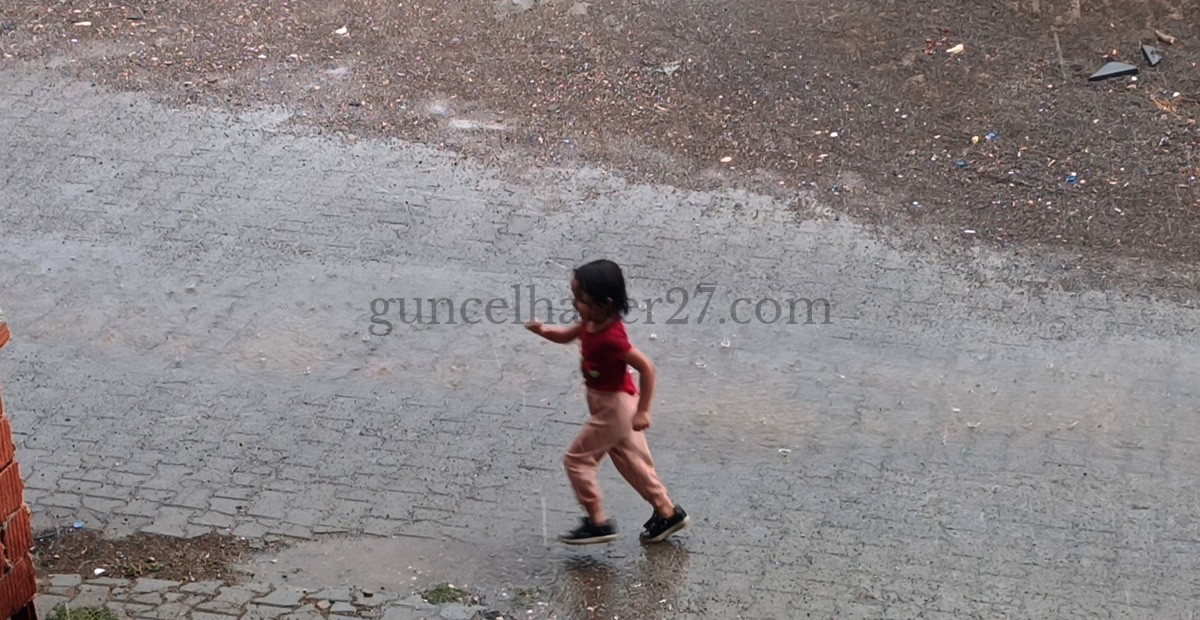 ÇOCUKLAR YAZ YAĞMURUNUN TADINI ÇIKARDI