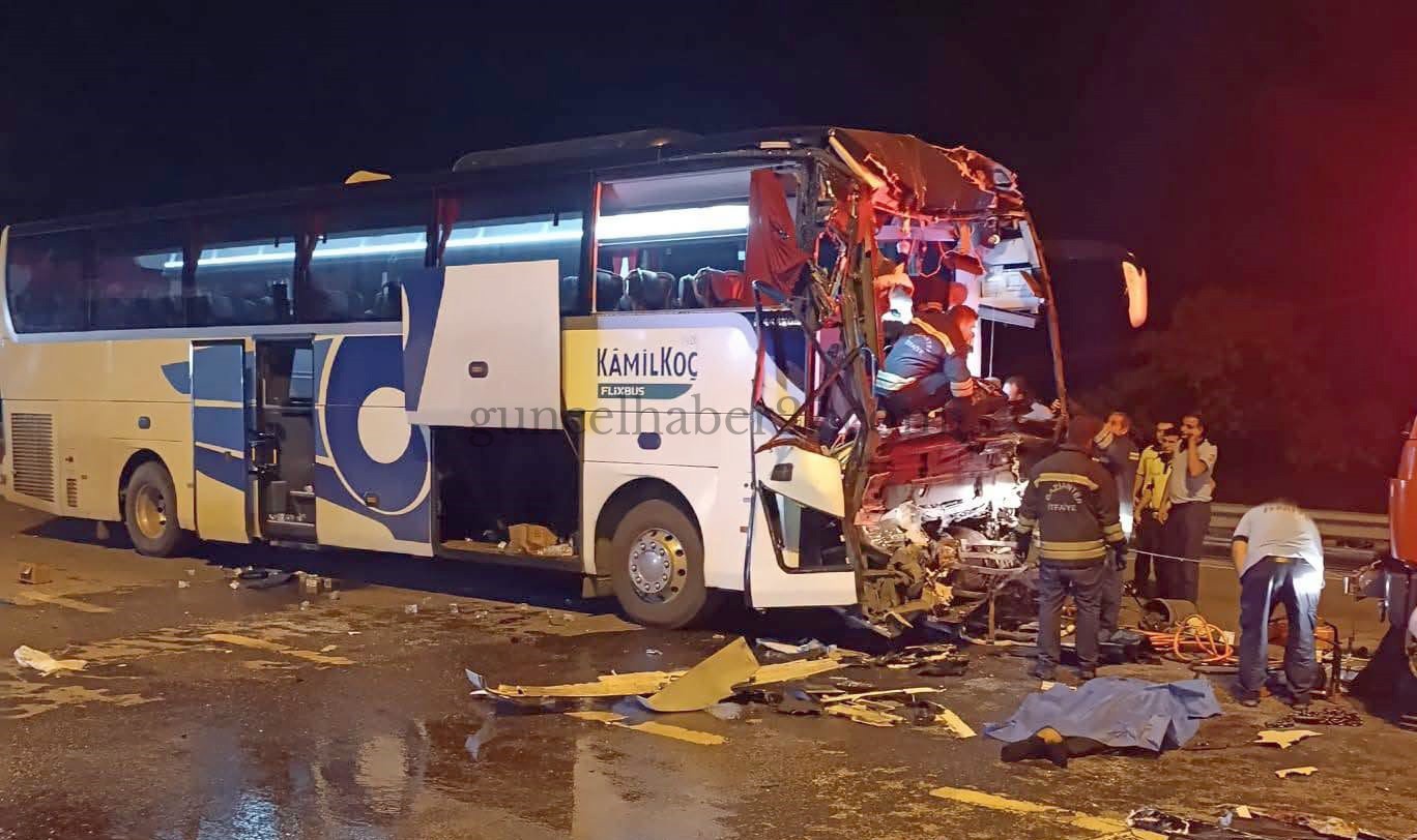 YOLCU OTOBÜSÜ TIRA ÇARPTI: 2 ÖLÜ, 17 YARALI