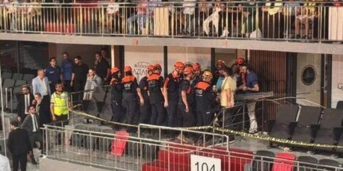 GAZİANTEP’TE TÖRENDE DEKOR DÜŞTÜ: 9 YARALI