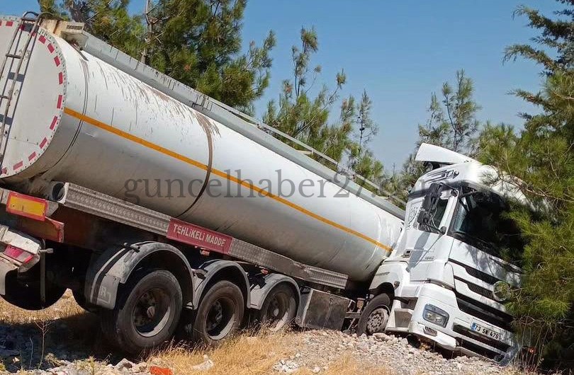 ŞARAMPOLE DEVRİLEN TANKERİN SÜRÜCÜSÜ YARALANDI
