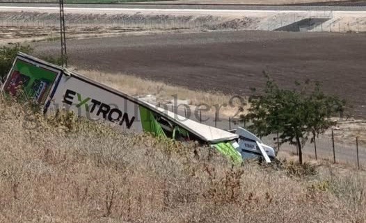 NURDAĞIN’DA TIR DEVRİLDİ: 1 YARALI