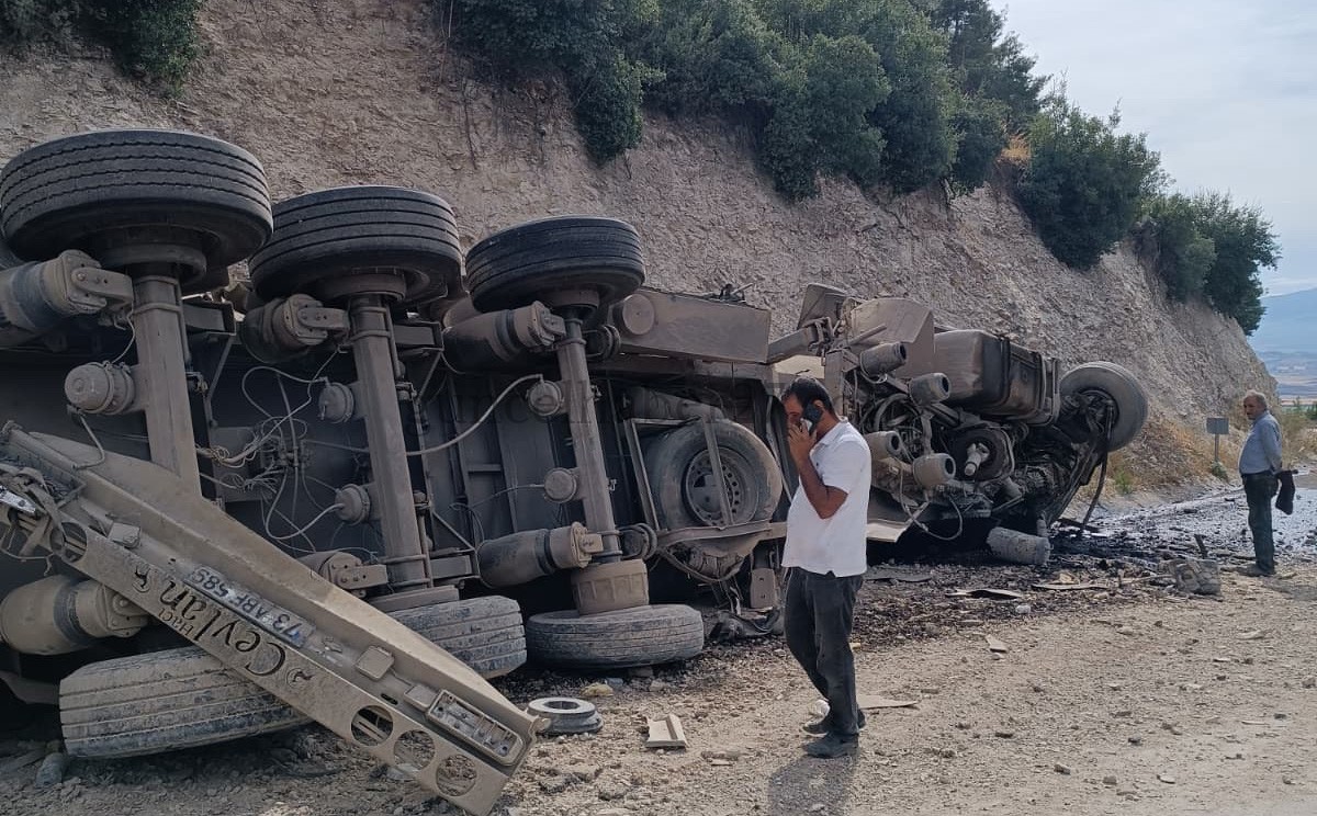 NURDAĞI’NDA DEVRİLEN TANKERİN ŞOFÖRÜ YARALANDI