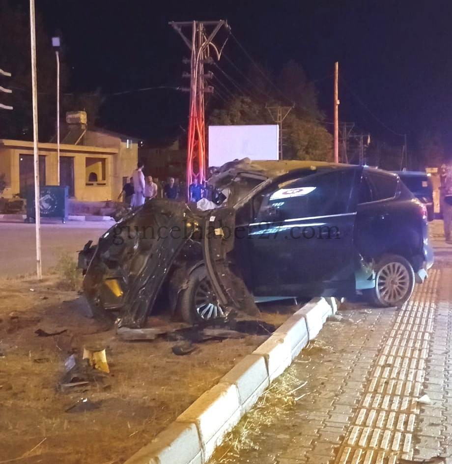 İSLAHİYE’DE OTOMOBİL KARŞI ŞERİDE GEÇEREK KALDIRIMA ÇARPTI